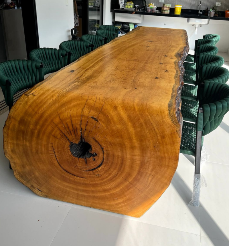 Mesa em madeira Péquia com bordas orgânicas.