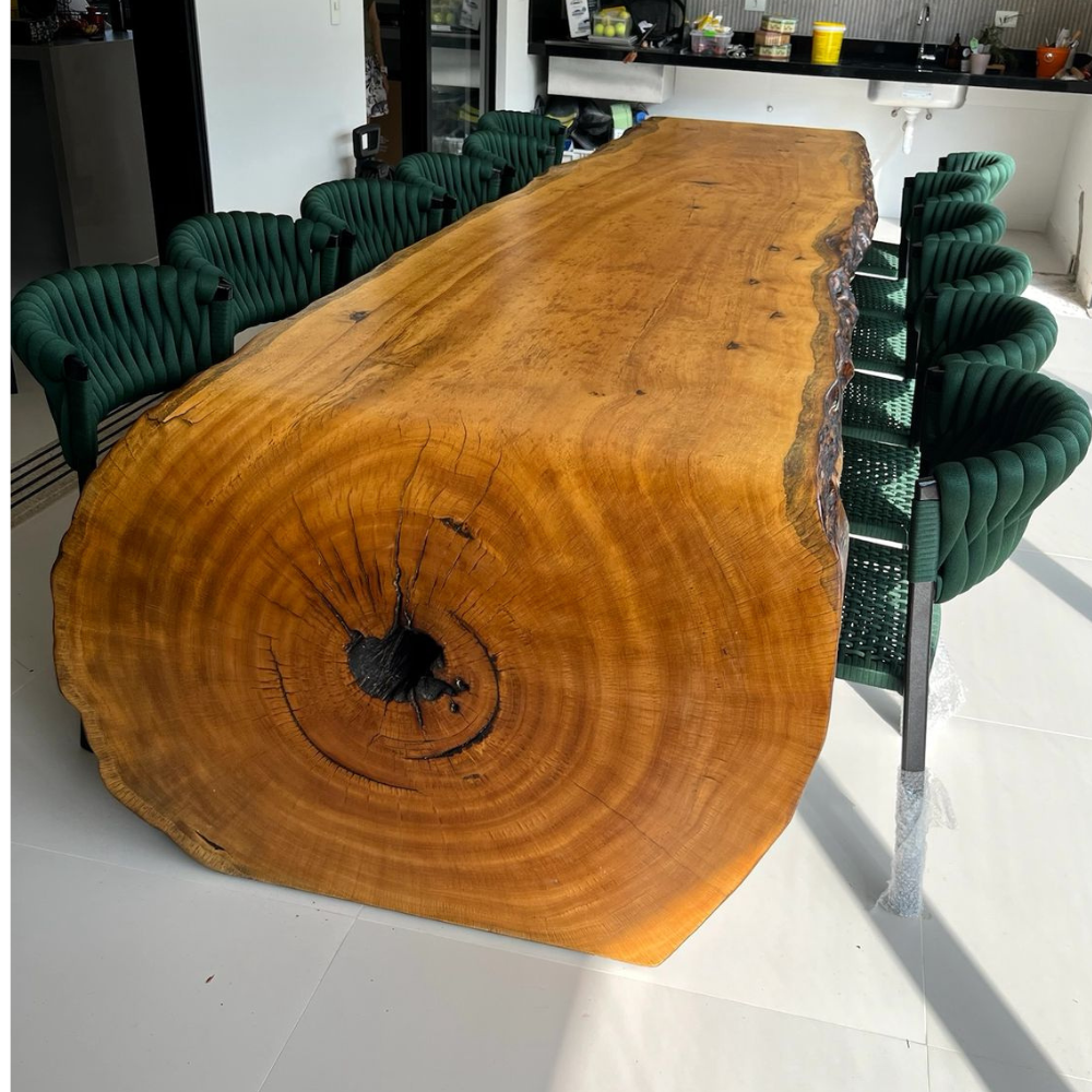 Mesa em madeira Péquia com bordas orgânicas.